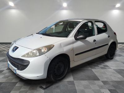 la photo d'une voiture blanche garée dans un garage