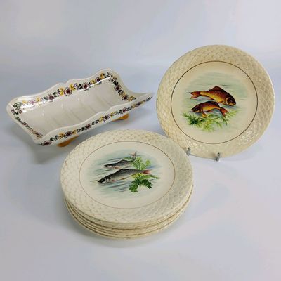 GIEN. lot de neuf assiettes à poisson en faïence à décor pol…