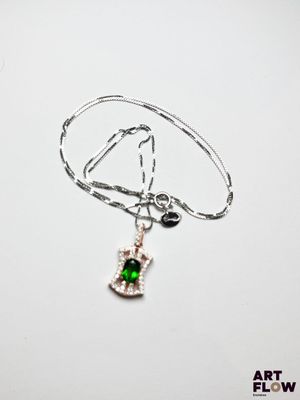 collier en argent sterling orné d'une perle de verre verte et d'un pendentif en forme de cœur