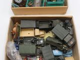 deux cartons contenant des petits véhicules et d'autres jouets