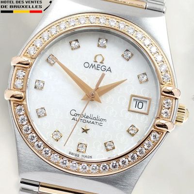 une photo en gros plan d'une montre sertie de diamants