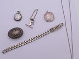 beaucoup de bijoux en argent sur une surface blanche