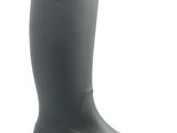 un gros plan d'une paire de bottes de pluie sur fond blanc
