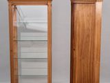 paire de vitrines anciennes en bois avec des étagères en verre