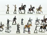 de nombreuses figurines représentant des hommes à cheval et des chevaux