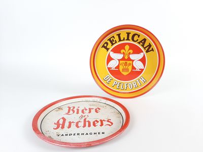 Deux plateaux en tôle : - Bière des ARCHERS Vanderhagen. Dia…