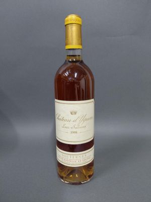 une bouteille de vin posée sur une table devant un fond gris