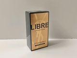 un flacon de parfum « Libre » posé sur une table blanche