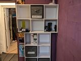 une pièce dans laquelle se trouvent un lit et une bibliothèque