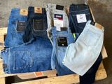 Plusieurs paires de jeans pour hommes sont empilées sur une palette