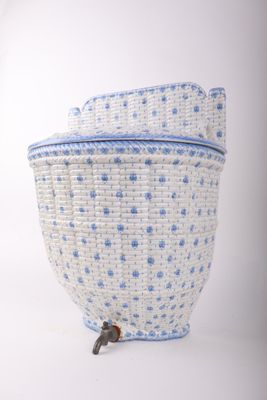 un panier blanc à pois bleus
