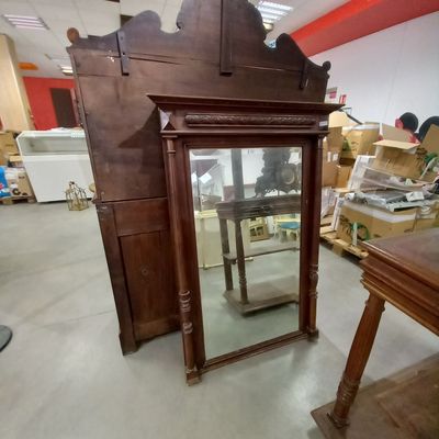 Un TRUMEAU en bois sculpté à décor de colonnes détachées, st…