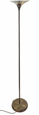 Le lampadaire est en métal et possède un abat-jour en verre