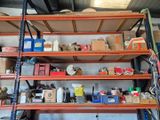 de nombreuses étagères sur lesquelles sont disposés divers objets dans un garage