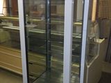 une photo d'une vitrine contenant des aliments