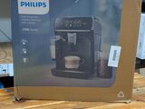 Machine à café Philips dans son emballage, posée sur une table en bois dans un magasin