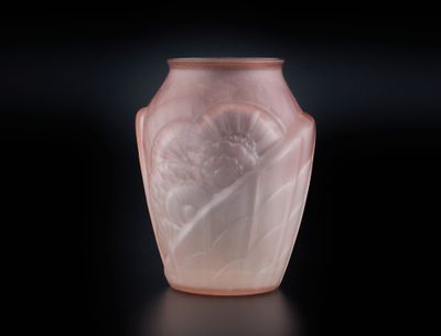 un vase rose sur lequel est représentée une femme