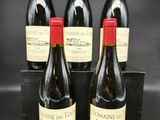 quatre bouteilles de vin se trouvent dans une boîte noire