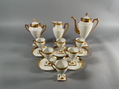 Partie de service à café en porcelaine blanche forme fuseau …