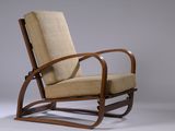 une chaise avec une structure en bois et une assise rembourrée beige