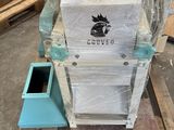 une machine posée sur une palette dans un entrepôt