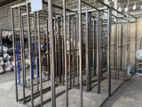 une grande cage métallique au milieu d'une pièce