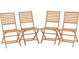trois chaises pliantes en bois disposées les unes à côté des autres sur un fond blanc