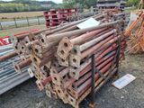 un tas de tuyaux posé par terre à côté d'un autre tas de tuyaux