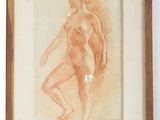 tableau représentant une femme nue, dans un cadre marron, accroché à un mur blanc