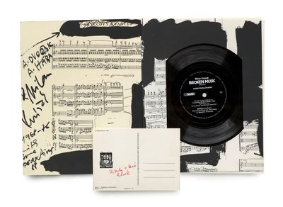 une image représentant un disque noir posé sur une feuille de papier