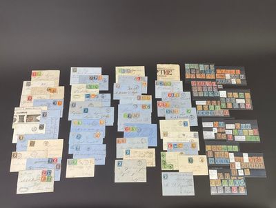 Plusieurs types de timbres sont disposés sur une surface noire