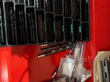une armoire rouge sur laquelle sont posés tout un tas d'outils