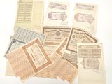plusieurs vieux documents papier sont empilés les uns sur les autres