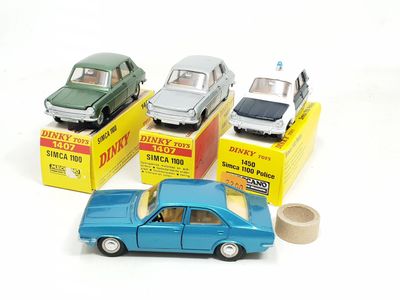 quatre petites voitures exposées dans une boîte