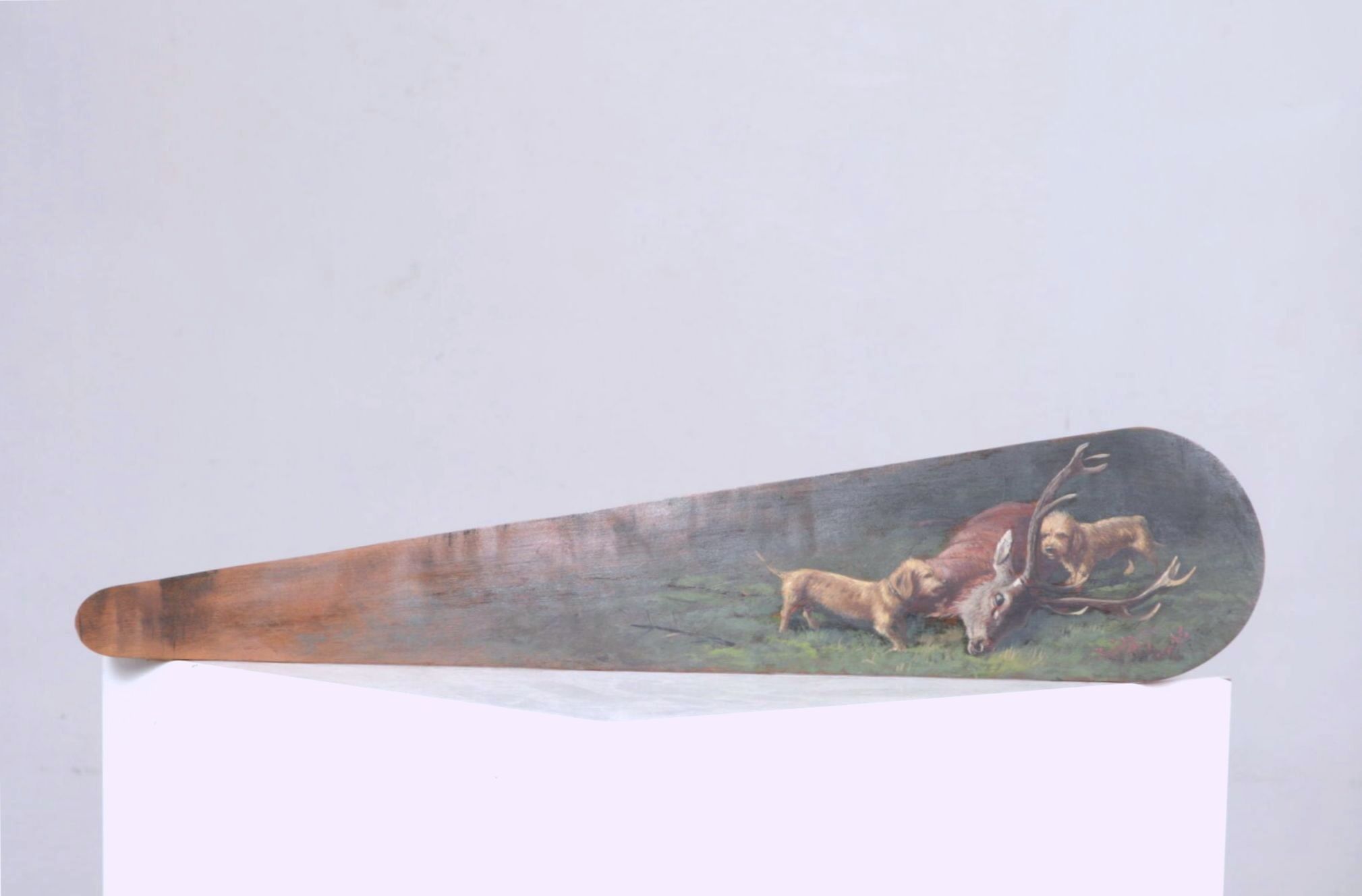 École du XXème siècle. Porte-cravate en bois à décor peint d'une scène de chasse au cerf. Signé "F. Kiefer" en bas à ...