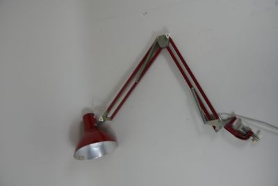 deux lampes rouges accrochées au mur l'une à côté de l'autre