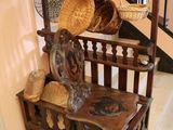 un banc en bois sur lequel est posé un panier