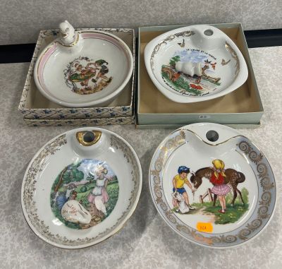 trois assiettes en porcelaine dans une boîte posée sur une table