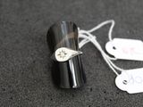 une bague en argent ornée d'une étoile, posée sur une table