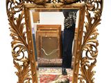 un miroir posé par terre devant une armoire