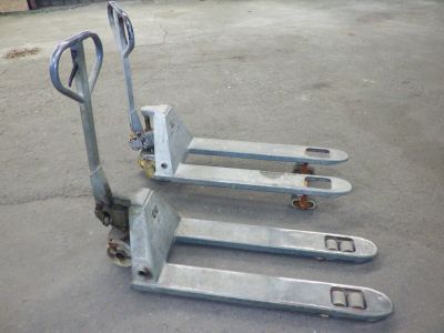 une photo d'un chariot élévateur garé sur un parking