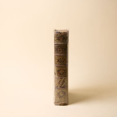 une image représentant un livre posé sur une table