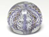 une boule en verre ornée d'un motif violet et blanc