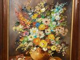 une peinture de fleurs dans un vase sur une table