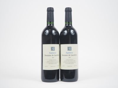 deux bouteilles de vin rouge posées l'une à côté de l'autre sur une surface blanche