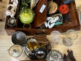 une boîte en bois remplie d'objets assortis sur une table