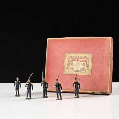 Des petits soldats sont posés devant un livre posé sur une table