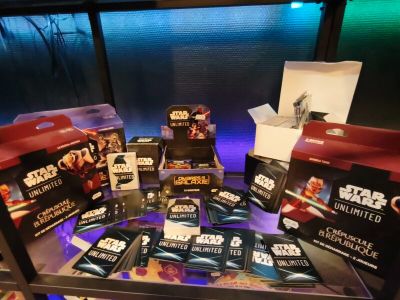 une collection de cartes à collectionner Star Wars exposée sur une table