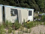 un petit bâtiment dans lequel s'entassent beaucoup de déchets