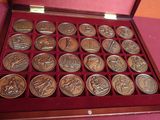 une boîte en bois contenant beaucoup de pièces de monnaie